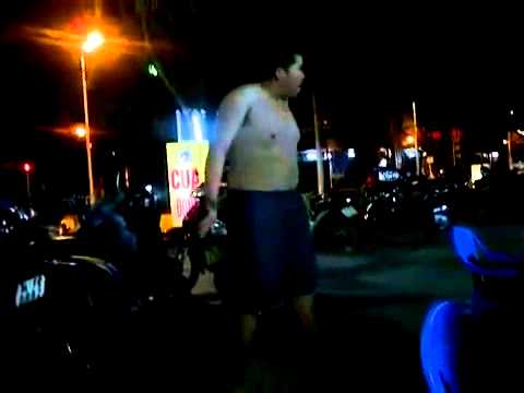 Cởi trần hát "không cảm xúc" ngoài trời giá rét =)) Cởi trần hát "không cảm xúc" ngoài trời giá rét =))