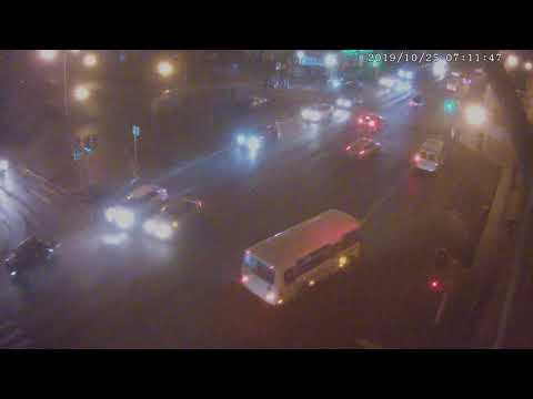 Видео: в Кузбассе машину смяло после ДТП с автобусом