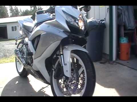 suzuki gsxr k8 600. White/Silver Suzuki K8 GSXR