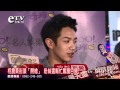 柯震東街頭「開槍」 粉絲還幫忙戴護目鏡!