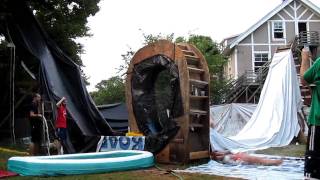 Família constrói mini parque aquático no quintal