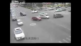 Criança cai do carro e mãe salta do carro em movimento