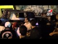 بالفيديو: متظاهرو «ألتراس أهلاوي» يحطمون سيارة شرطة بشارع «محمد محمود»