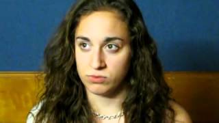 Miúda imita sons de animais