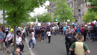 Demo Aktion Gebärdensprache in Berlin mit LUFTAUFNAHME