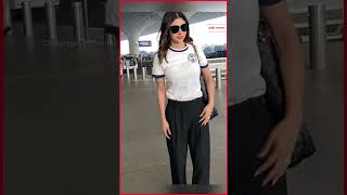 मुंबई एयरपोर्ट पर Casual look में नज़र आईं Mouni Roy