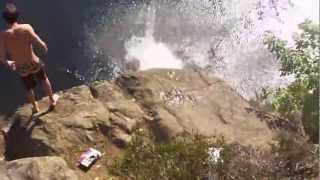 Como não saltar para a água de um penhasco