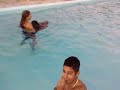 Rafinha Ramos, interagindo na piscina com a rata