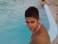 Rafinha Ramos, interagindo na piscina com a rata