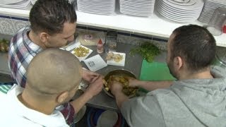 | Koken met Salaheddine: Kip met olijven en amandelen