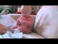 Beba se smeje papiru