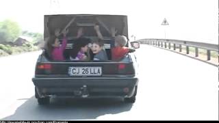 Crianças no porta-bagagens