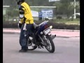 Destreza acrobática sobre una Suzuki EN 125 moto