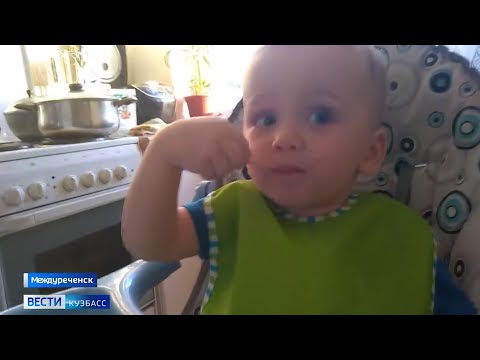 Видео: в Кузбассе малыш ест при помощи зубочисток