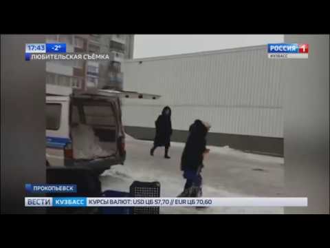 В Прокопьевске снег скидывали в микроавтобус 