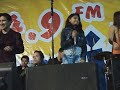 CHICA SUBE A CANTAR CON CORAZON SERRANO Y SE ROBA EL SHOW