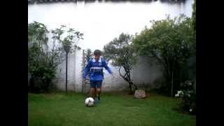 de cómo hacer el "La Bicicleta" un truco de futbol famoso para mejorar.320 de cómo hacer el "La Bicicleta" un truco de futbol famoso para mejorar.320