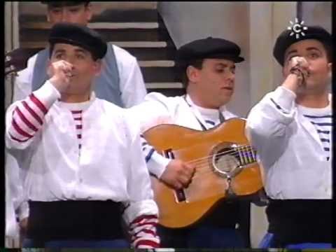 La agrupación Patiovecino llega al COAC 1998 en la modalidad de Comparsas. En años anteriores (1997) concursaron en el Teatro Falla como Los buscavidas, consiguiendo una clasificación en el concurso de Primer premio. 