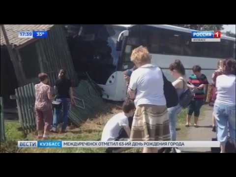 В Кузбассе автобус с пассажирамив врезался в жилой дом