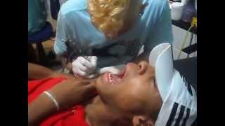 Rapaz grita loucamente enquanto é tatuado… ai ai, ui, ui…