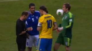 Ibrahimovic le da un balonazo a un rival