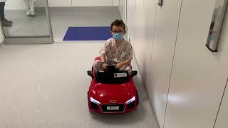 De camino al quirófano en coches eléctricos de juguete