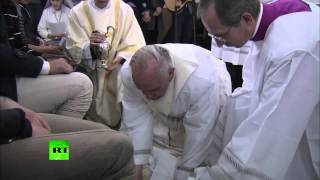 Папа Римский омывает ноги заключенных в Риме