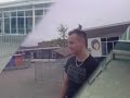 spelen met scooter op het schoolplein