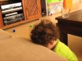 עמיתוש מקשקשת ומתעסקת עם מדבקות