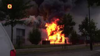 Aanmaakblokjesfabriek Fire-Up in Oisterwijk staat in brand.