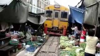 線路の周りに市場ができてる。タイの映像