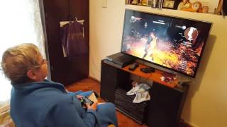 Tiene 80 años y la rompe en la Playstation 4