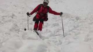 JULIO BENEDÉ ESQUIANDO SOBRE ALUD DE NIEVE PRIMAVERA ENTRE IBONES ARRIEL Y GR A LA SARRA