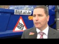 Wethouder plakt eerste 'Dode hoek-sticker'