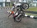 video lucu banget bikin ngakak - pembalap kecebur got .FLV
