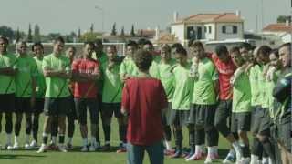 Rapaz lê carta repleta de emoções aos jogadores da Selecção Nacional
