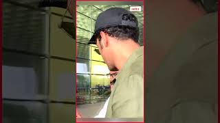 Cool look में नज़र आए Vicky Kaushal, पैप्स को दिए पोज़