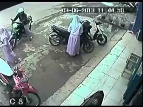Dangdut Heboh Merusak Moral - VidoEmo - Emotional Video Unity