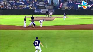 20130614 CPBL 犀牛 V.S 猿 4下 抓2壘跑者抓不成，反而隊友林瑋恩受了傷