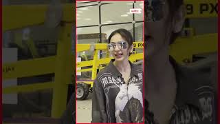 Mumbai Airport पर स्पॉट हुईं Rakul Preet Singh, कम्फी आउटफिट और बन में दिया पोज़