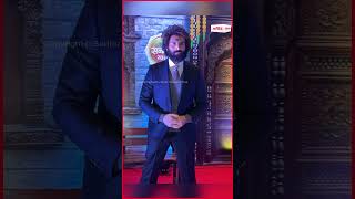 Rang Mandir पहुंचे Kartik Aaryan, पैप्स को दिए पोज़