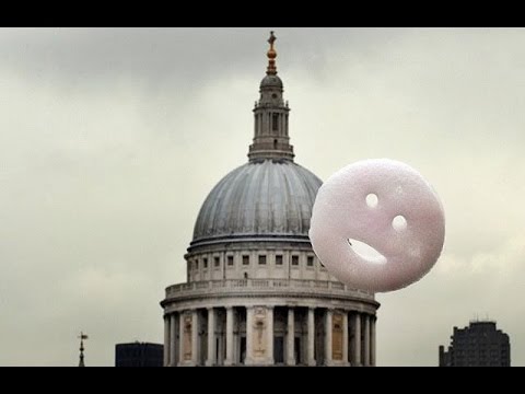 Smileys volando sobre Londres