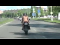 Nahá holka se projíždí v Olomouci na motorce