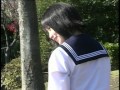 秋山奈々 コート＆セーラー服姿のグラビア撮影シーン