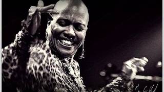 洋楽 Afro Blue / Dee Dee Bridgewater Dee Dee Bridgewater - Afro Blue - Amazon.com Music