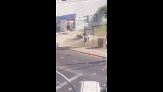 Un loco bailando y alentando por Argentina en la calle.