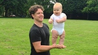 Bebé de cinco meses é equilibrista