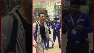 Airport पर Cool और Casual look में नज़र आए Bobby Deol