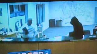 Dá cabo de ladrão e obriga-o a limpar o sangue