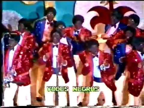 La agrupación Voces negras llega al COAC 1982 en la modalidad de Comparsas. En años anteriores (1981) concursaron en el Teatro Falla como Charlatanes de feria, consiguiendo una clasificación en el concurso de Tercer premio. 